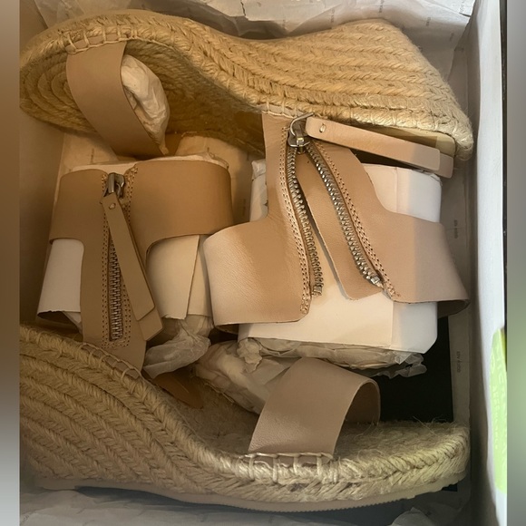 NEW Dolce Vita Women's Gisele Almond Leather Wedge Sandals, sz 6.5, Beige - Picture 2 of 2